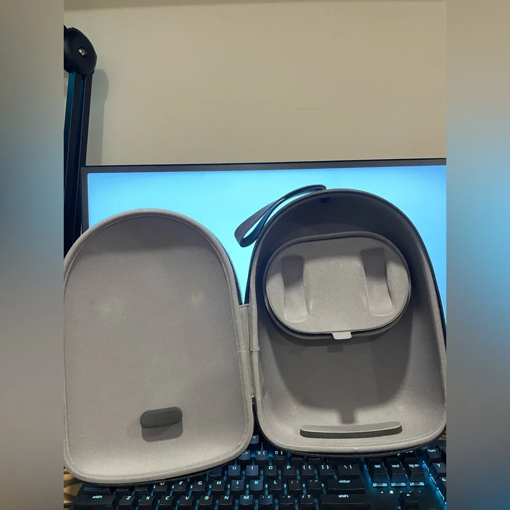 Oculus Quest 128 Gigabytes and Travel Case